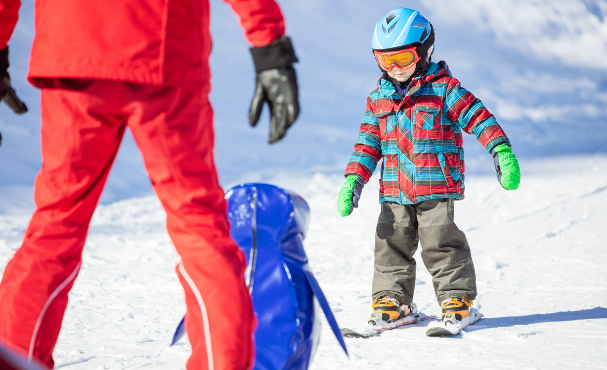 Kinder lernen Skifahren in Top Skischulen